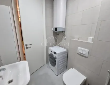 Kupatilo opremljeno sanitarijama, bojlerom i veš mašinom. - image 10