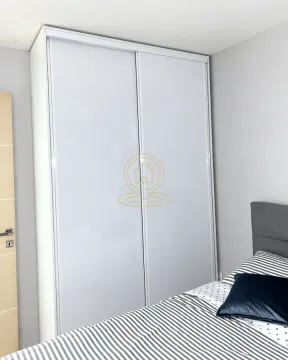 Spavaća soba sa velikim belim ormarom sa kliznim vratima. - image 10