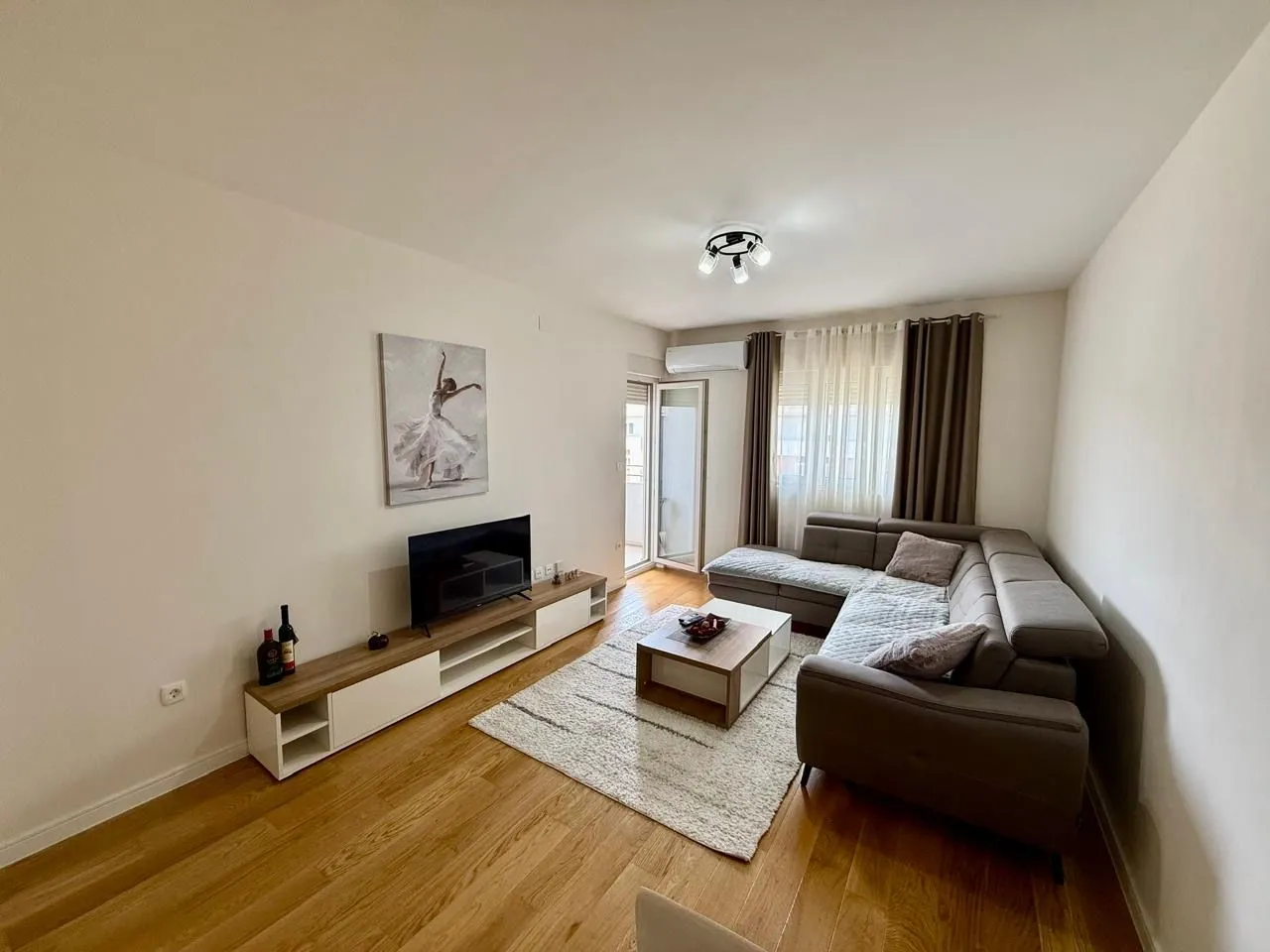 Izdavanje, jednosoban stan, 50m², Central Point, Podgorica