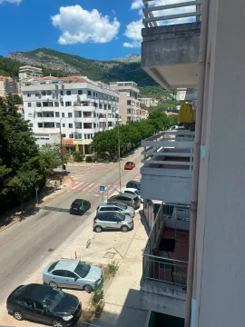 Pogled sa terase na ulicu, okolne zgrade i planine. - image 7
