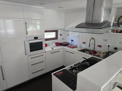 Izdavanje, kuća, 160m², Mirac, Kotor