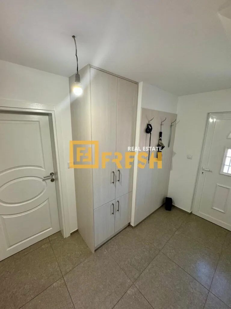 Izdavanje, dvosoban stan, 79m², Cetinje, Crna Gora