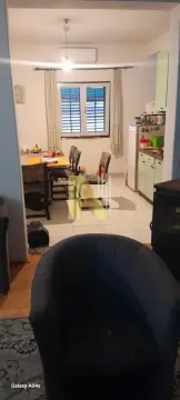 Pogled iz dnevne sobe na trpezariju i kuhinju. - image 3