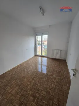 Prazna soba sa parketom i balkonskim vratima. - image 15