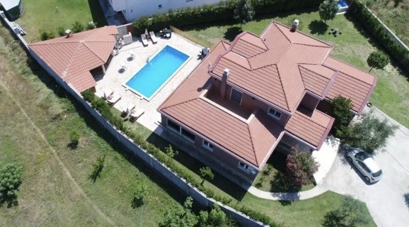 Izdavanje, kuća, 330m², Golubovci, Podgorica