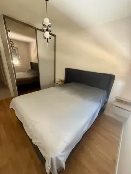 Furnished bedroom with a double bed and a mirrored built-in wardrobe. - image 6