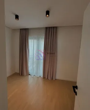 Prazna soba sa drvenim podom, bijelim zidovima i balkonskim vratima sa zavesama. - image 6