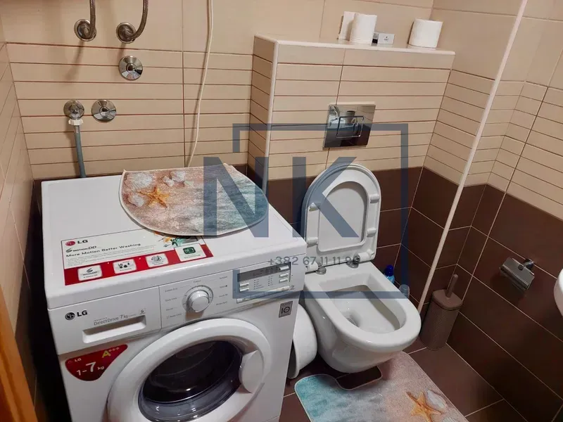 Bathroom equipped with sanitary fixtures and a washing machine.