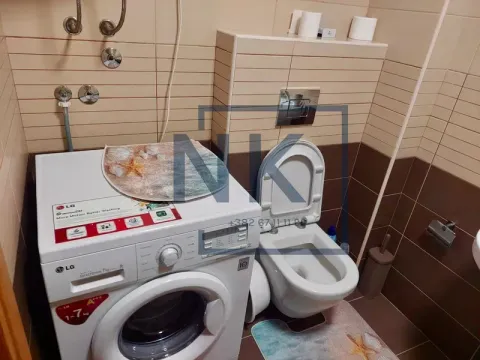 Bathroom equipped with sanitary fixtures and a washing machine. - image 5