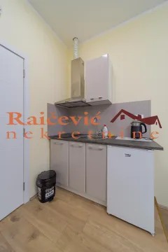 Manja kuhinja sa osnovnim elementima i ugradnim aparatima. - image 12