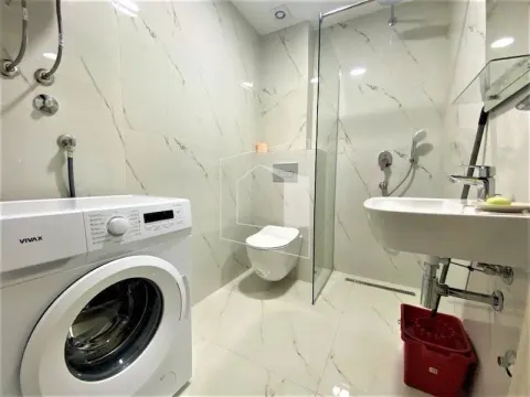 Moderne kupatilo sa tuš kabinom, umivaonikom i veš mašinom. - image 11