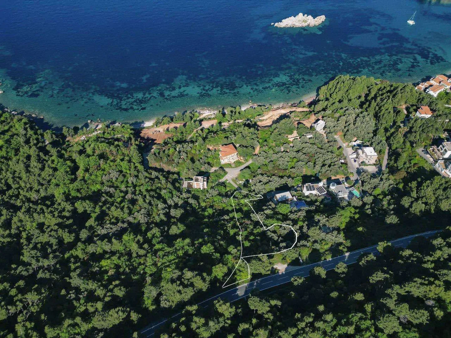 Pogled iz vazduha na parcelu i okolnu prirodu blizu obale.