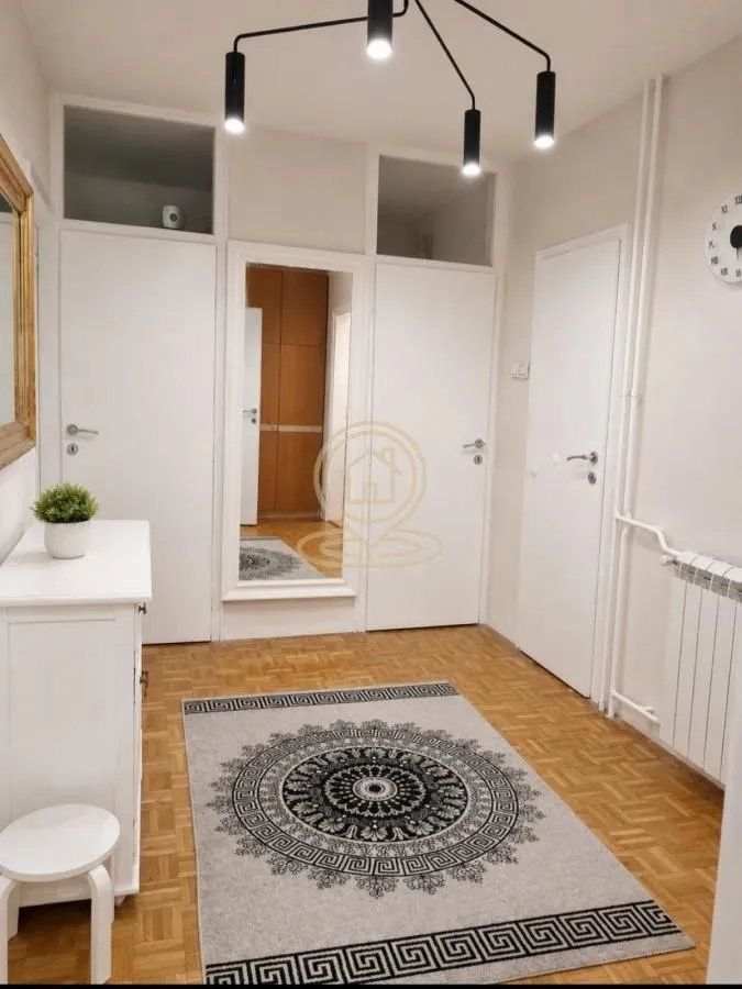 Izdavanje, četvorosoban stan, 90m², Novi Beograd Blok 28, Novi Beograd Sve Podlokacije