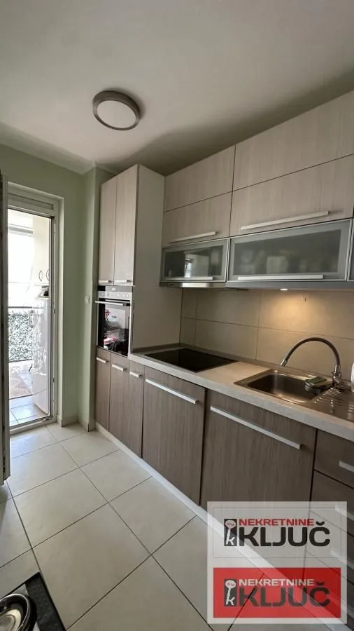 Prodaja, četvorosoban stan, 84m², Novo naselje, Novi Sad