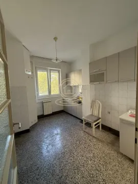 Manja kuhinja sa svetlim elementima i stolicom. - image 11
