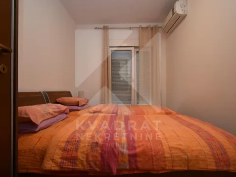 Manja spavaća soba sa bračnim krevetom i klima uređajem. - image 8