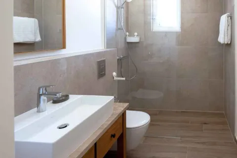 Savremeno opremljeno kupatilo sa umivaonikom i tuš kabinom. - image 7