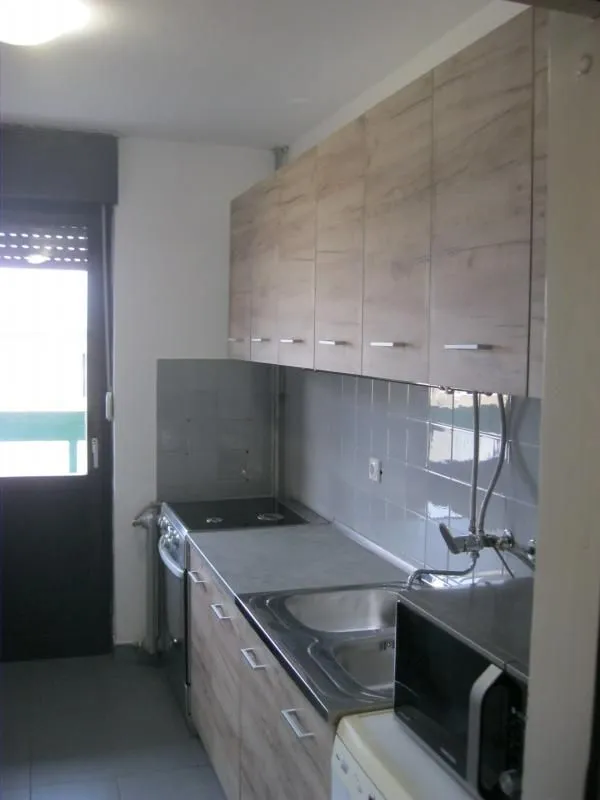 Izdavanje, četvorosoban stan, 96m², Centar, Niš