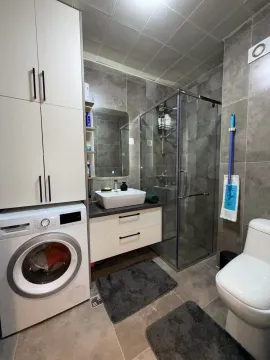 Moderno opremljeno kupatilo sa tuš kabinom, umivaonikom i veš mašinom. - image 6
