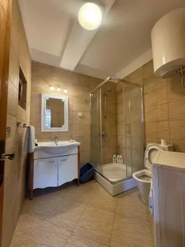 Kupatilo opremljeno tuš kabinom, umivaonikom i sanitarijama. - image 6