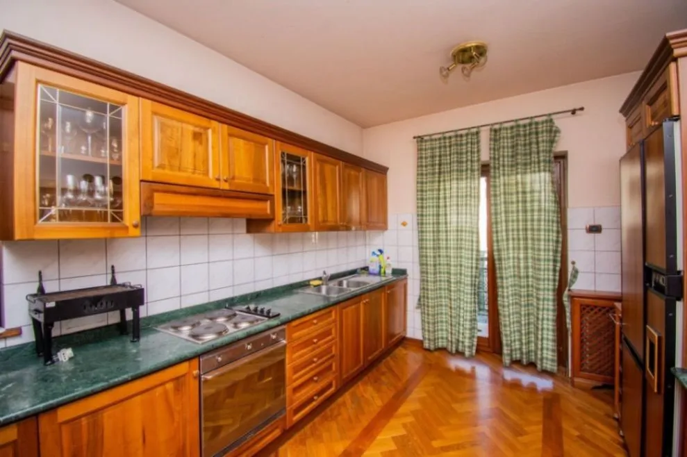 Izdavanje, kuća, 800m², Gorica C, Podgorica