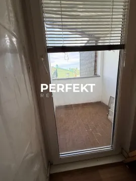 Pogled na manji popločani balkon sa vrata u zatvorenom prostoru. - image 14