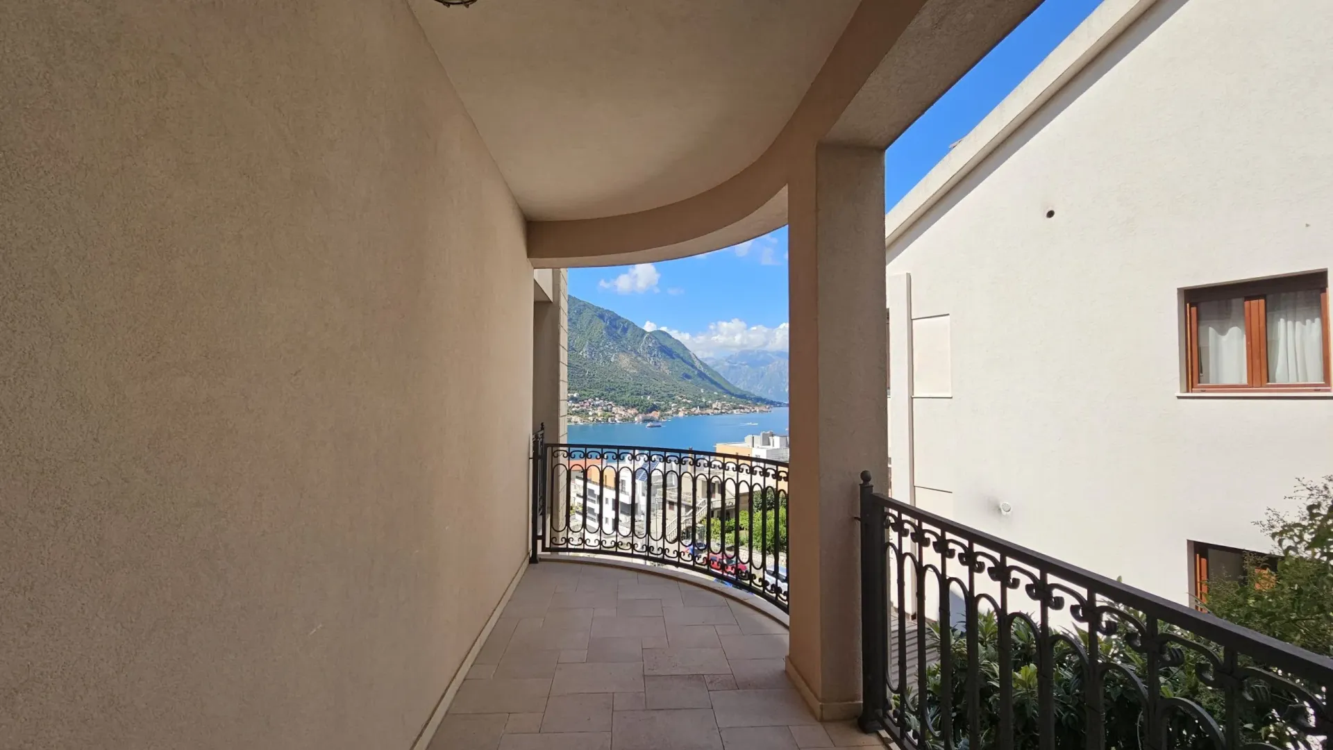 Prodaja, dvosoban stan, 106m², Dobrota, Kotor