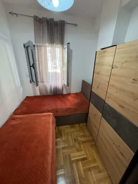 Manja spavaća soba sa dva kreveta i velikim ormarom. - image 12