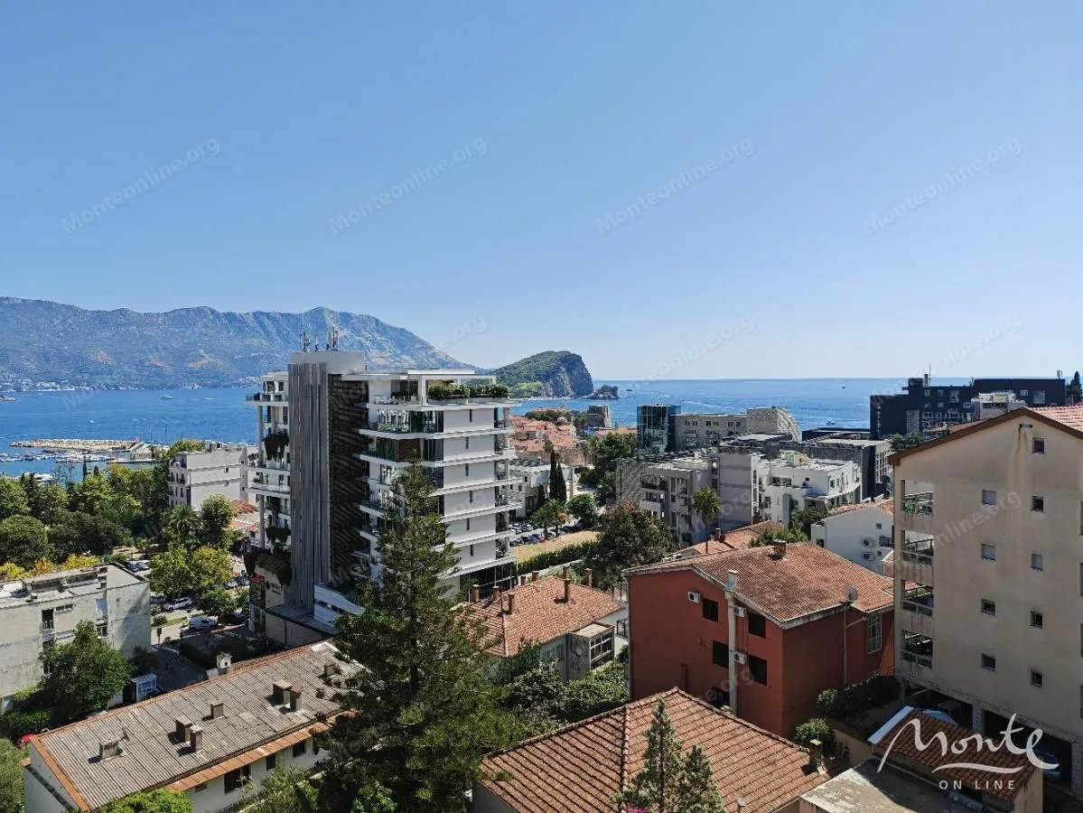 Pogled sa terase na grad, planine i more.