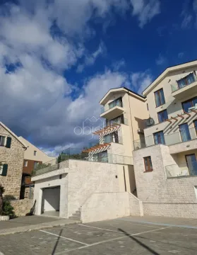 Pogled na spoljašnjost moderne stambene zgrade sa kamenom fasadom i terasama. - image 7