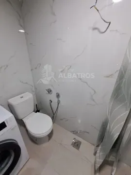Manje kupatilo sa wc šoljom i veš mašinom. - image 8