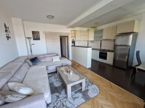 Izdavanje, stan, 60m², Tivat, Crna Gora - image 1