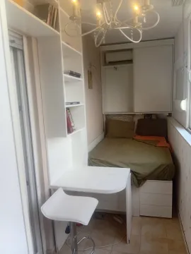 Manja opremljena spavaća soba sa krevetom, radnim stolom i policama. - image 6
