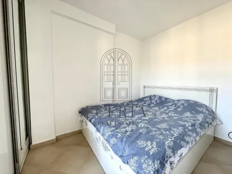 Svjetla spavaća soba sa bračnim krevetom i ugrađenim plakarom. - image 10