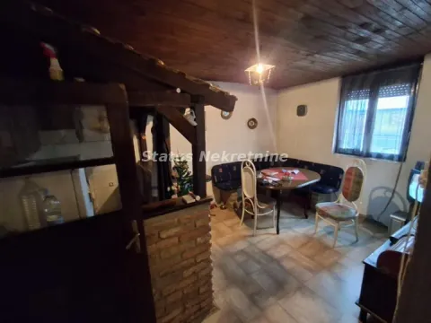 Dnevna soba sa trpezarijom i drvenim plafonom. - image 4
