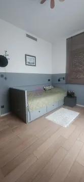 Manja spavaća soba sa krevetom i drvenim podom. - image 16