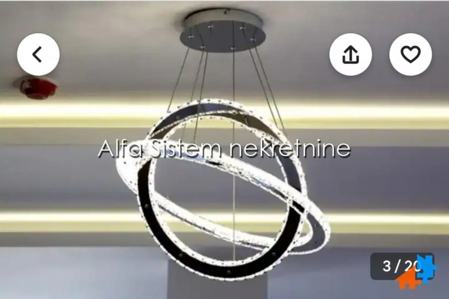 Moderan luster okačen na plafon u enterijeru.