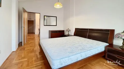 Prostrana spavaća soba sa bračnim krevetom i parketom na podu. - image 23