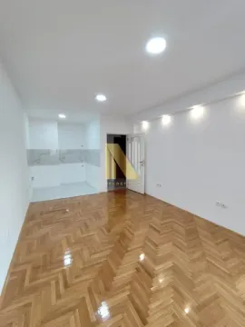 Prazna dnevna soba sa parketom i ugrađenom rasvetom. - image 3