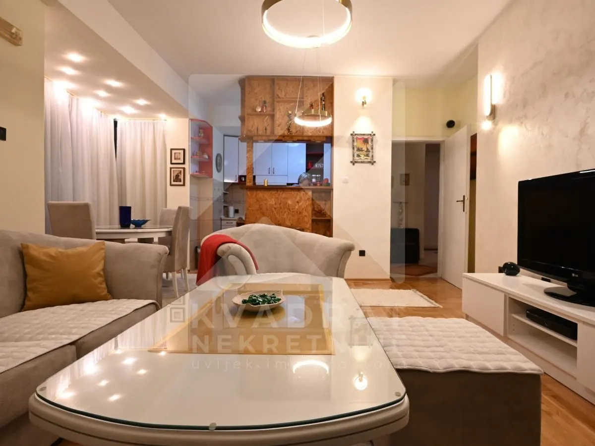 Izdavanje, dvosoban stan, 76m², Centar, Podgorica