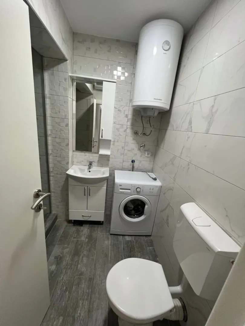 Izdavanje, dvosoban stan, 80m², Tivat, Crna Gora