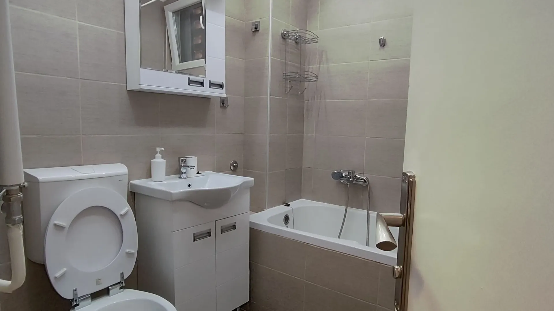 Izdavanje, jednosoban stan, 37m², Novo naselje, Novi Sad
