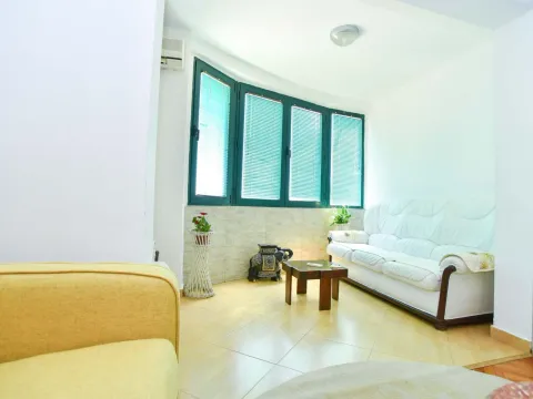 Izdavanje, trosoban stan, 130m², Budva, Crna Gora - image 24