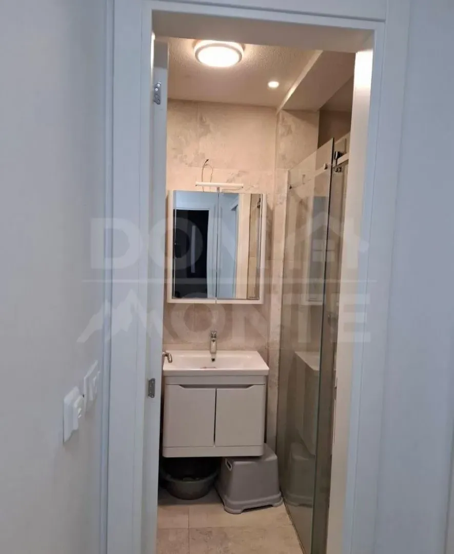 Izdavanje, dvosoban stan, 75m², Tivat, Crna Gora