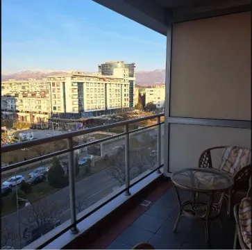 Terasa sa garniturom za sjedjenje i pogledom na grad. - image 5