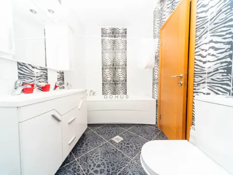 Izdavanje, trosoban stan, 140m², Centar, Podgorica - image 11