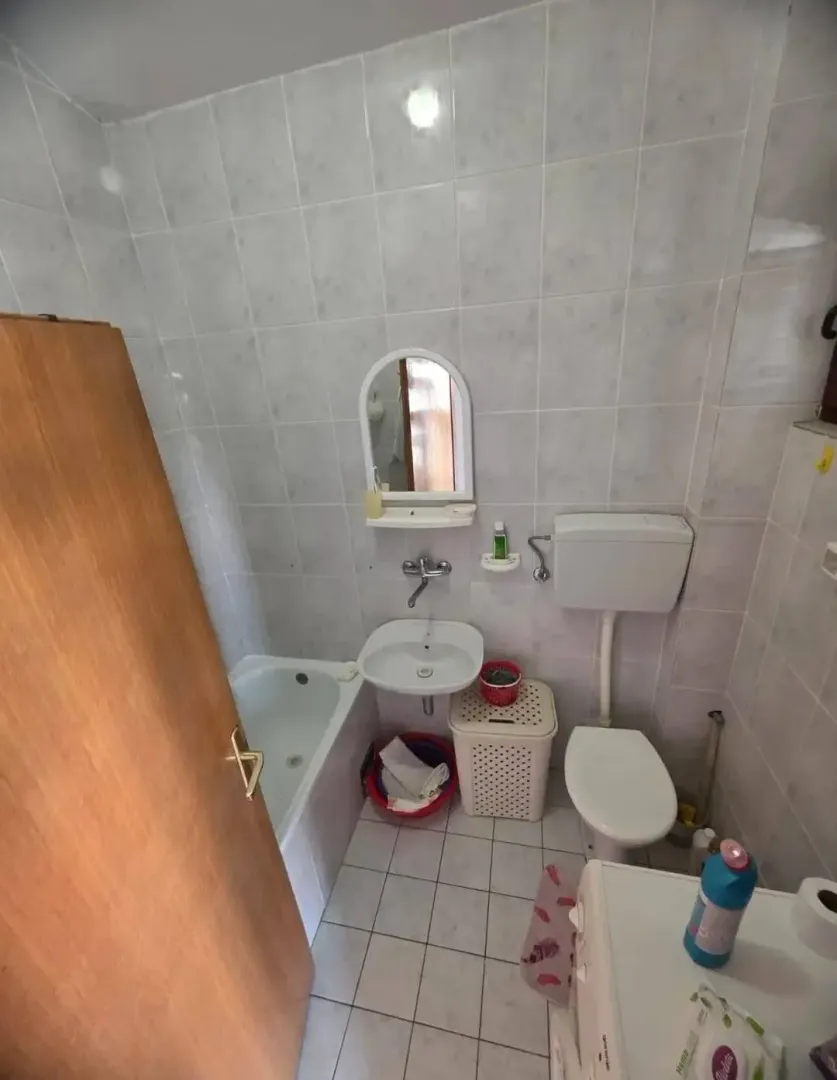 Manje kupatilo sa kadom, umivaonikom i toaletom.