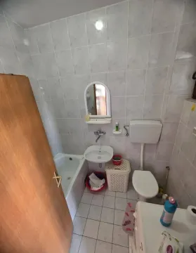 Manje kupatilo sa kadom, umivaonikom i toaletom. - image 11