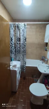 Kupatilo sa kadom, lavaboom i veš mašinom. - image 12