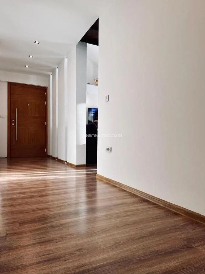 Izdavanje, trosoban stan, 130m², Centar, Tivat
